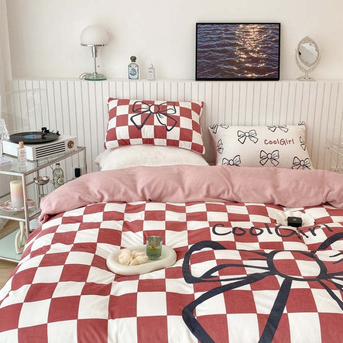 91家纺网 家纺一手货源 找家纺 昔可家纺 2021新款大版宝宝牛奶绒四件套 红色棋盘蝴蝶结