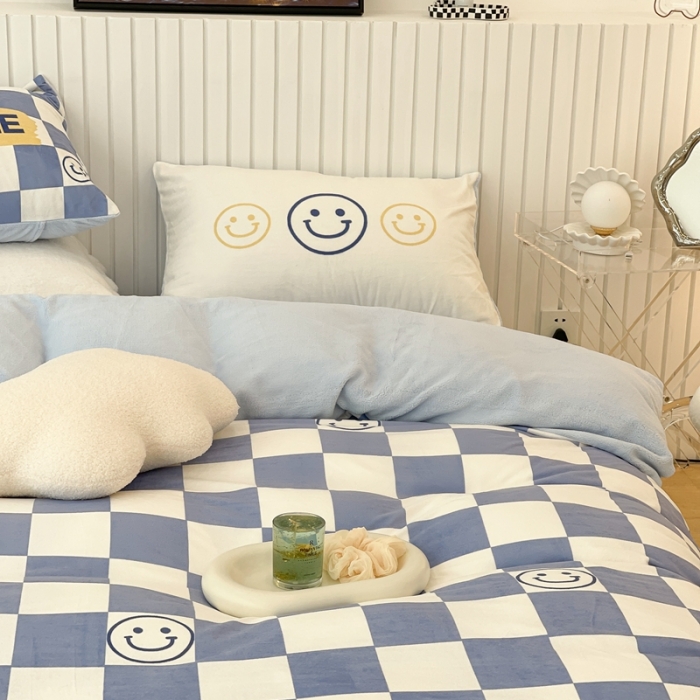 91家纺网 家纺一手货源 找家纺 昔可家纺 2021新款大版宝宝牛奶绒四件套 蓝色棋盘笑脸