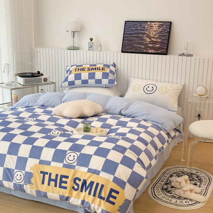 91家纺网 家纺一手货源 找家纺 昔可家纺 2021新款大版宝宝牛奶绒四件套 蓝色棋盘笑脸