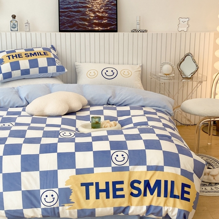 91家纺网 家纺一手货源 找家纺 昔可家纺 2021新款大版宝宝牛奶绒四件套 蓝色棋盘笑脸