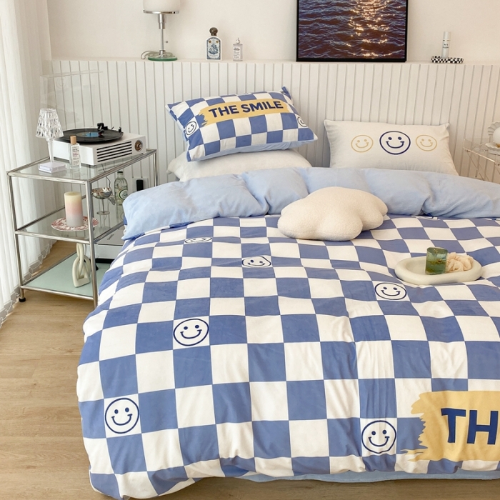 91家纺网 家纺一手货源 找家纺 昔可家纺 2021新款大版宝宝牛奶绒四件套 蓝色棋盘笑脸