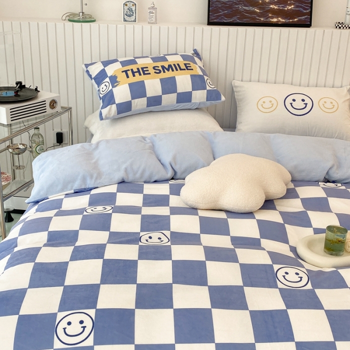 91家纺网 家纺一手货源 找家纺 昔可家纺 2021新款大版宝宝牛奶绒四件套 蓝色棋盘笑脸