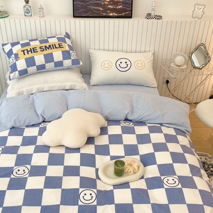 91家纺网 家纺一手货源 找家纺 昔可家纺 2021新款大版宝宝牛奶绒四件套 蓝色棋盘笑脸
