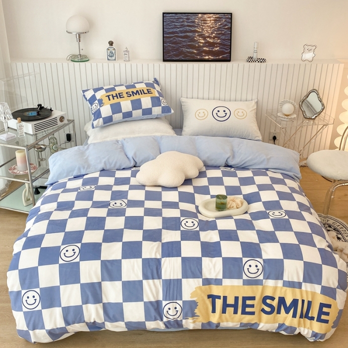 91家纺网 家纺一手货源 找家纺 昔可家纺 2021新款大版宝宝牛奶绒四件套 蓝色棋盘笑脸