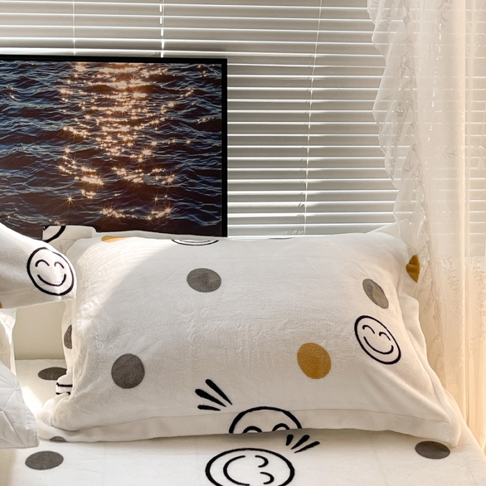 91家纺网 家纺一手货源 找家纺 昔可家纺 2021新款牛奶绒四件套-一批 波点笑脸