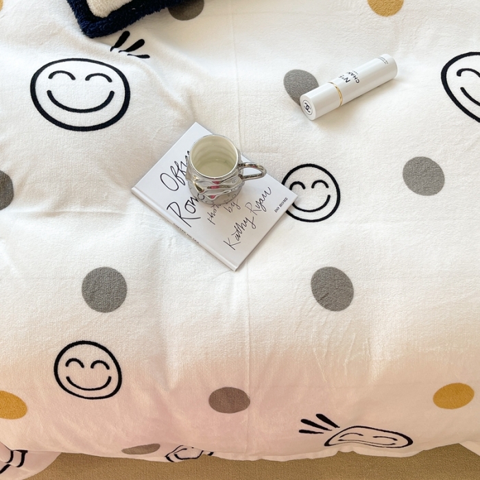 91家纺网 家纺一手货源 找家纺 昔可家纺 2021新款牛奶绒四件套-一批 波点笑脸