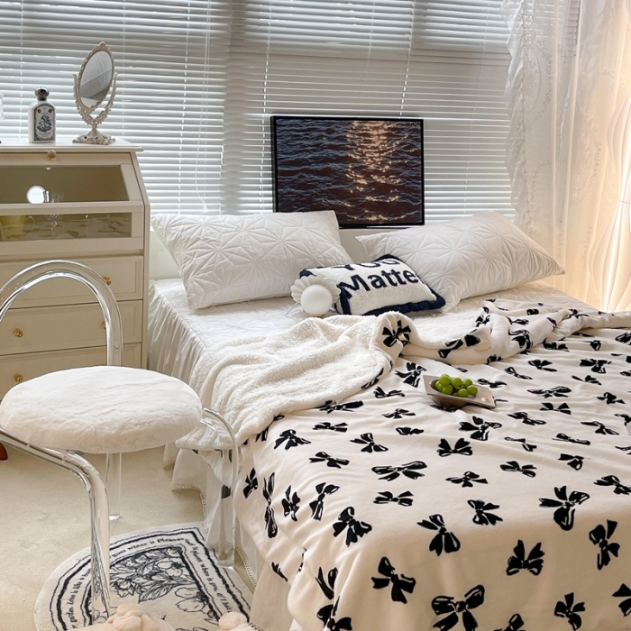 91家纺网 家纺一手货源 找家纺 昔可家纺 2021新款牛奶羊羔绒印花毯 赫本风黑蝴蝶结