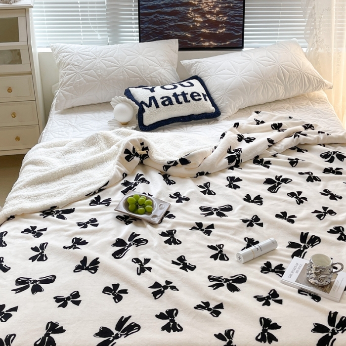 91家纺网 家纺一手货源 找家纺 昔可家纺 2021新款牛奶羊羔绒印花毯 赫本风黑蝴蝶结
