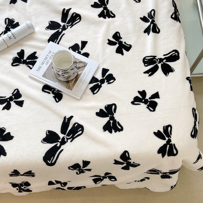 91家纺网 家纺一手货源 找家纺 昔可家纺 2021新款牛奶羊羔绒印花毯 赫本风黑蝴蝶结