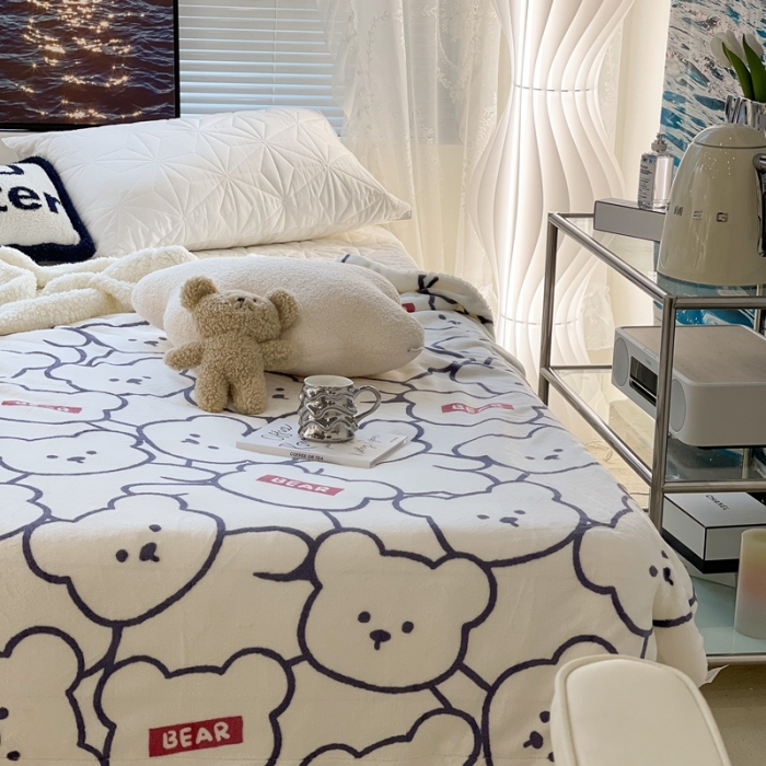 91家纺网 家纺一手货源 找家纺 昔可家纺 2021新款牛奶羊羔绒印花毯 可比小熊米白