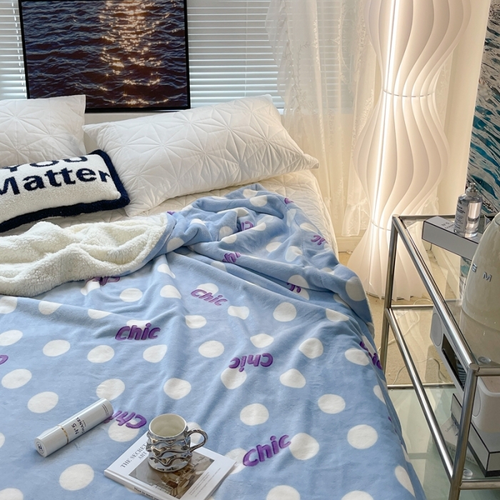 91家纺网 家纺一手货源 找家纺 昔可家纺 2021新款牛奶羊羔绒印花毯 蓝色波点chic