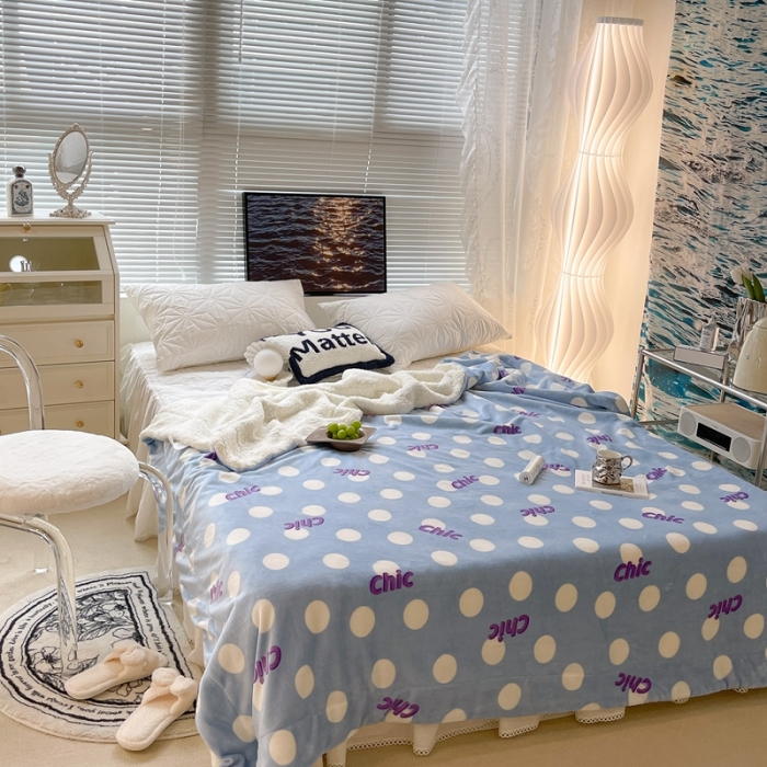 91家纺网 家纺一手货源 找家纺 昔可家纺 2021新款牛奶羊羔绒印花毯 蓝色波点chic