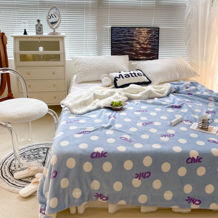 91家纺网 家纺一手货源 找家纺 昔可家纺 2021新款牛奶羊羔绒印花毯 蓝色波点chic