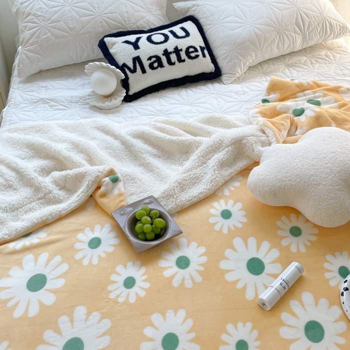 91家纺网 家纺一手货源 找家纺 昔可家纺 2021新款牛奶羊羔绒印花毯 奶黄雏菊花