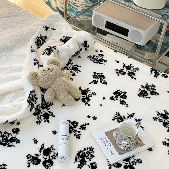 91家纺网 家纺一手货源 找家纺 昔可家纺 2021新款牛奶羊羔绒印花毯 小香黑花