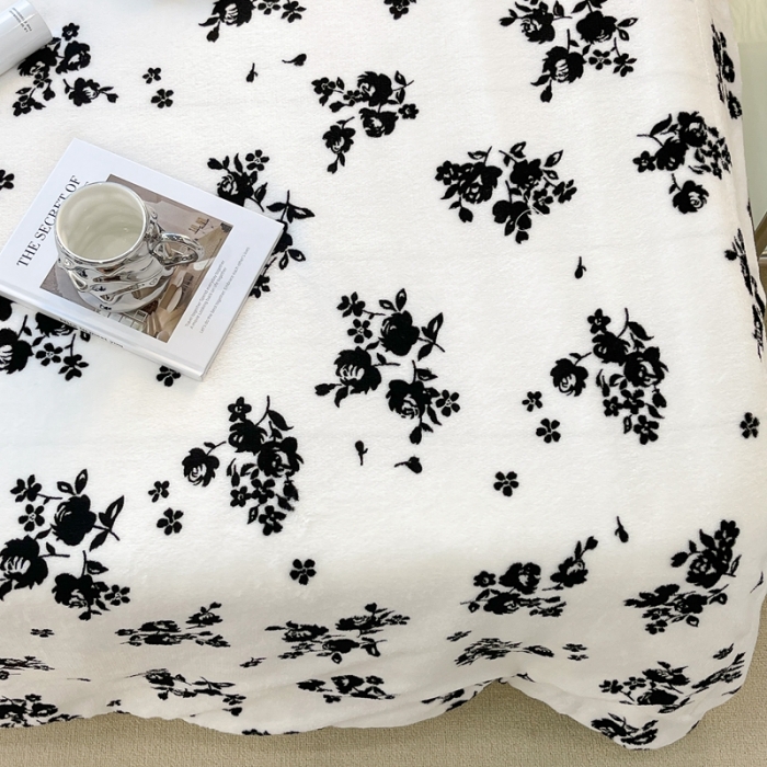 91家纺网 家纺一手货源 找家纺 昔可家纺 2021新款牛奶羊羔绒印花毯 小香黑花