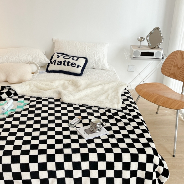 91家纺网 家纺一手货源 找家纺 昔可家纺 2021新款牛奶羊羔绒印花毯 棋盘格-黑