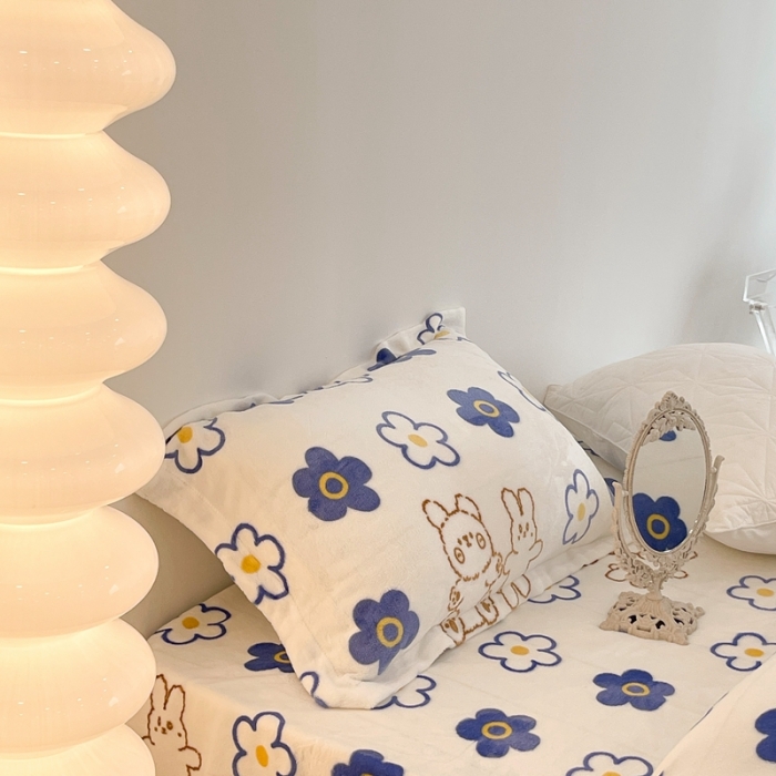 91家纺网 家纺一手货源 找家纺 昔可家纺 2021新款牛奶绒四件套-二批 蓝花小熊兔