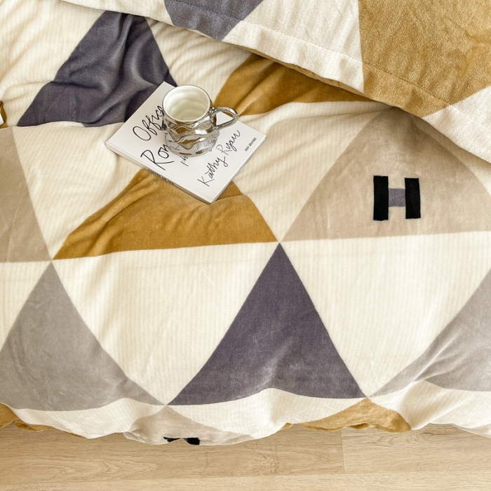 91家纺网 家纺一手货源 找家纺 昔可家纺 2021新款牛奶绒四件套-二批 三角H