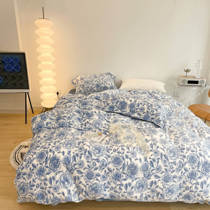 91家纺网 家纺一手货源 找家纺 昔可家纺 2021新款牛奶绒四件套-二批 手绘山茶蓝