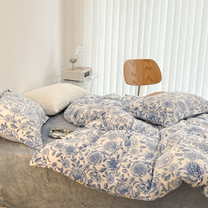 91家纺网 家纺一手货源 找家纺 昔可家纺 2021新款牛奶绒四件套-二批 手绘山茶蓝