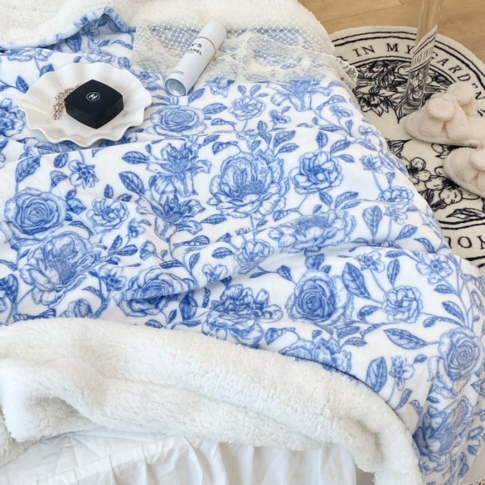 91家纺网 家纺一手货源 找家纺 昔可家纺 2021新款牛奶羊羔绒印花毯 手绘山茶蓝