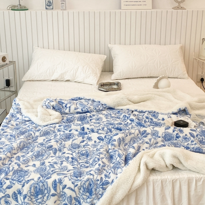 91家纺网 家纺一手货源 找家纺 昔可家纺 2021新款牛奶羊羔绒印花毯 手绘山茶蓝