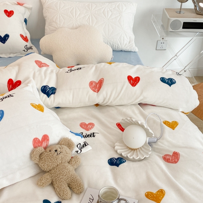 91家纺网 家纺一手货源 找家纺 昔可家纺 2021新款牛奶绒四件套-二批 涂鸦比心