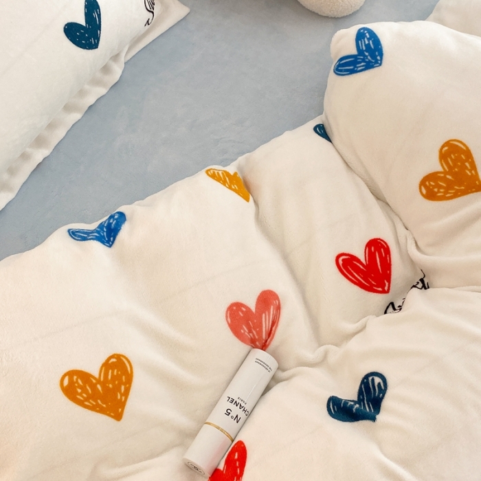 91家纺网 家纺一手货源 找家纺 昔可家纺 2021新款牛奶绒四件套-二批 涂鸦比心