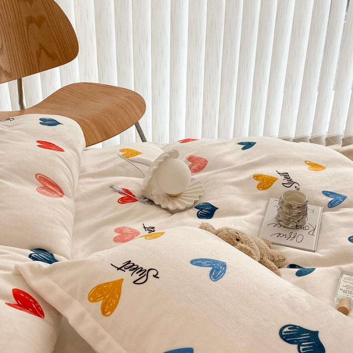 91家纺网 家纺一手货源 找家纺 昔可家纺 2021新款牛奶绒四件套-二批 涂鸦比心