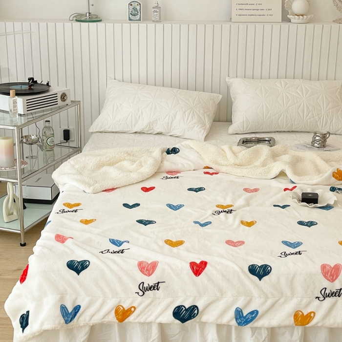 91家纺网 家纺一手货源 找家纺 昔可家纺 2021新款牛奶羊羔绒印花毯 涂鸦比心