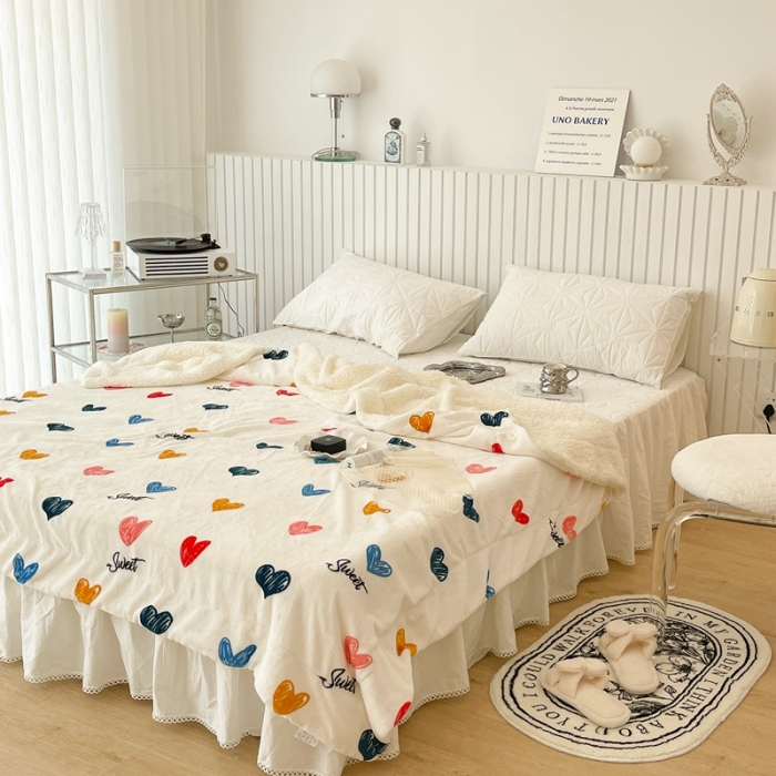 91家纺网 家纺一手货源 找家纺 昔可家纺 2021新款牛奶羊羔绒印花毯 涂鸦比心