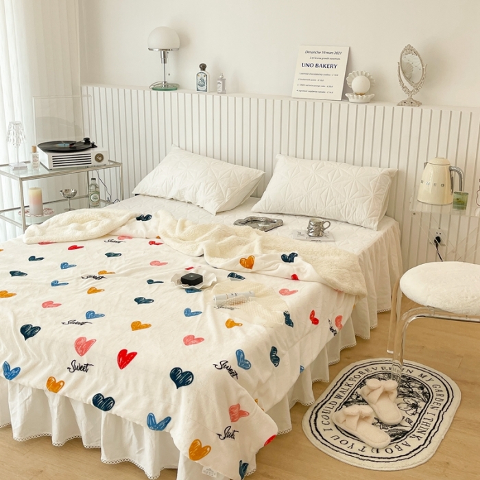 91家纺网 家纺一手货源 找家纺 昔可家纺 2021新款牛奶羊羔绒印花毯 涂鸦比心