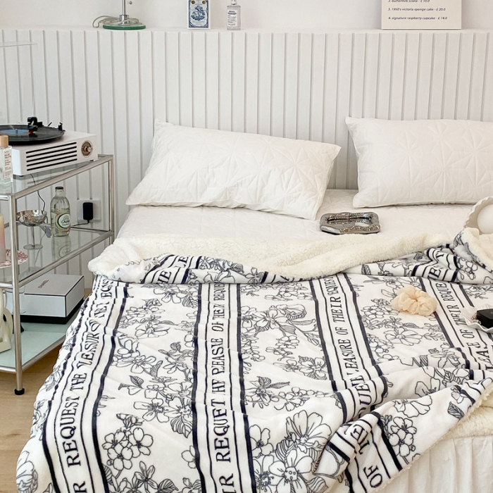 91家纺网 家纺一手货源 找家纺 昔可家纺 2021新款牛奶羊羔绒印花毯 涂鸦比心