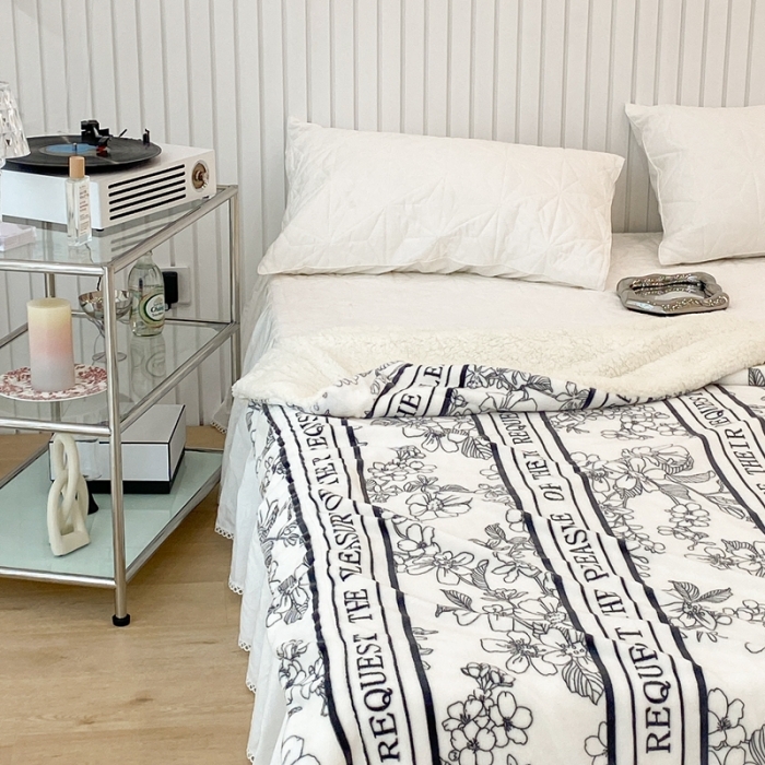 91家纺网 家纺一手货源 找家纺 昔可家纺 2021新款牛奶羊羔绒印花毯 涂鸦比心