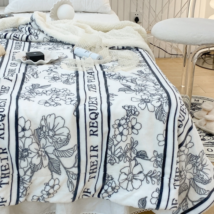 91家纺网 家纺一手货源 找家纺 昔可家纺 2021新款牛奶羊羔绒印花毯 涂鸦比心