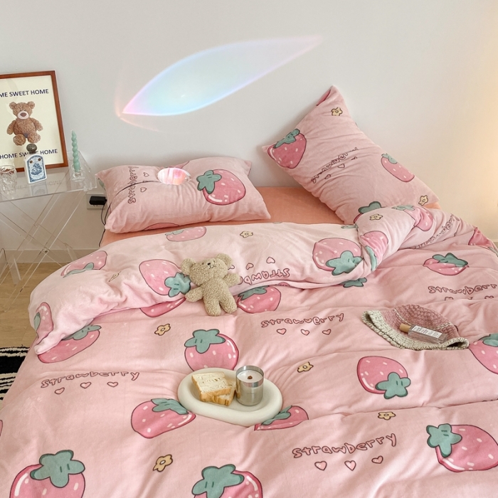 91家纺网 家纺一手货源 找家纺 昔可家纺 2021新款牛奶绒四件套-三批 花花大草莓