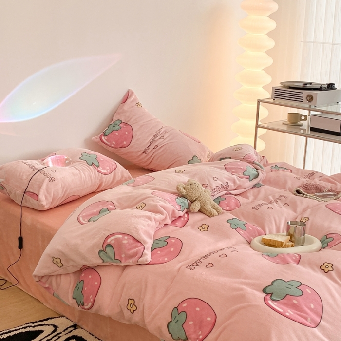 91家纺网 家纺一手货源 找家纺 昔可家纺 2021新款牛奶绒四件套-三批 花花大草莓