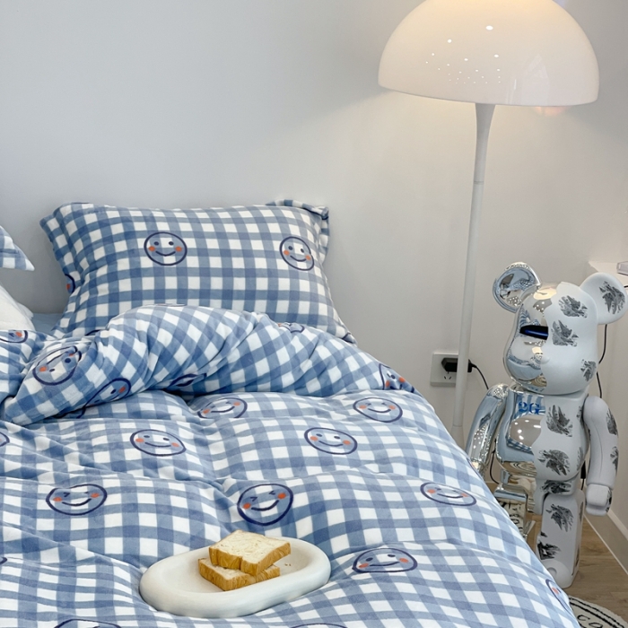 91家纺网 家纺一手货源 找家纺 昔可家纺 2021新款牛奶绒四件套-三批 蓝格笑脸