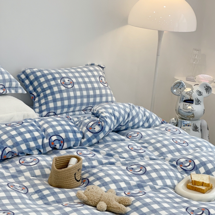 91家纺网 家纺一手货源 找家纺 昔可家纺 2021新款牛奶绒四件套-三批 蓝格笑脸