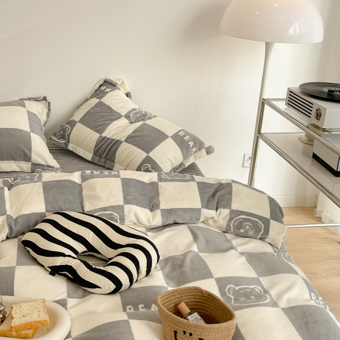 91家纺网 家纺一手货源 找家纺 昔可家纺 2021新款牛奶绒四件套-三批 灰格熊