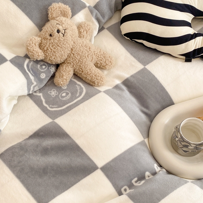 91家纺网 家纺一手货源 找家纺 昔可家纺 2021新款牛奶绒四件套-三批 灰格熊