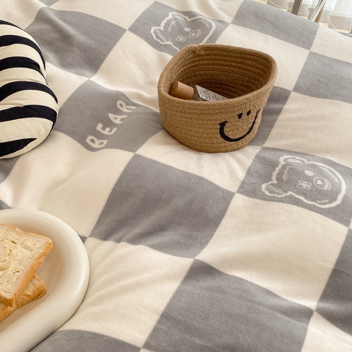 91家纺网 家纺一手货源 找家纺 昔可家纺 2021新款牛奶绒四件套-三批 灰格熊