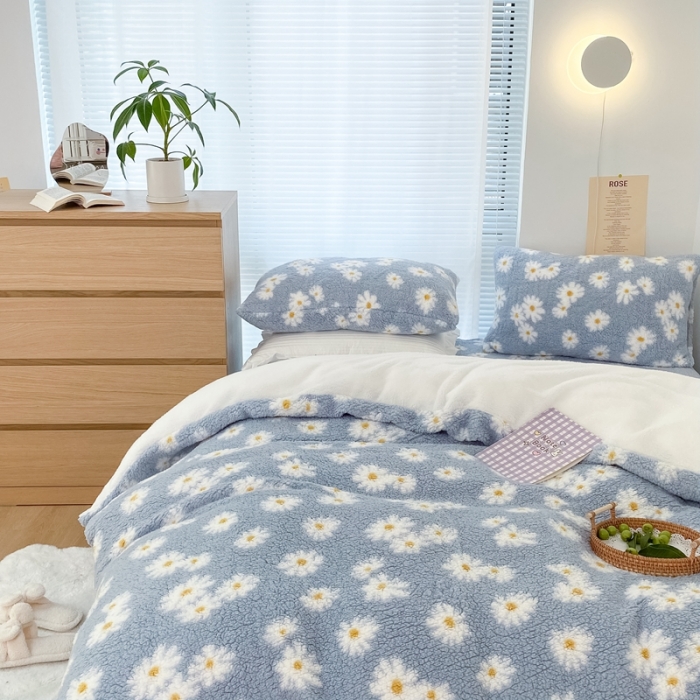 91家纺网 家纺一手货源 找家纺 昔可 2021新款泰迪羊羔绒四件套 浅蓝小雏菊