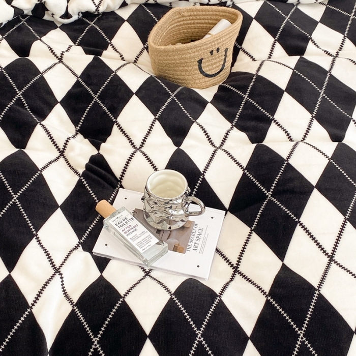 91家纺网 家纺一手货源 找家纺 昔可家纺 2021新款牛奶绒四件套-三批 菱格-黑白