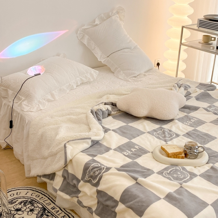 91家纺网 家纺一手货源 找家纺 昔可家纺 2021新款牛奶羊羔绒印花毯 灰格熊