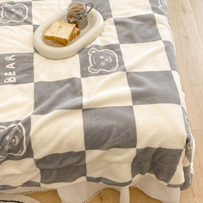 91家纺网 家纺一手货源 找家纺 昔可家纺 2021新款牛奶羊羔绒印花毯 灰格熊