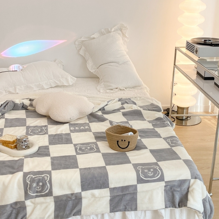 91家纺网 家纺一手货源 找家纺 昔可家纺 2021新款牛奶羊羔绒印花毯 灰格熊