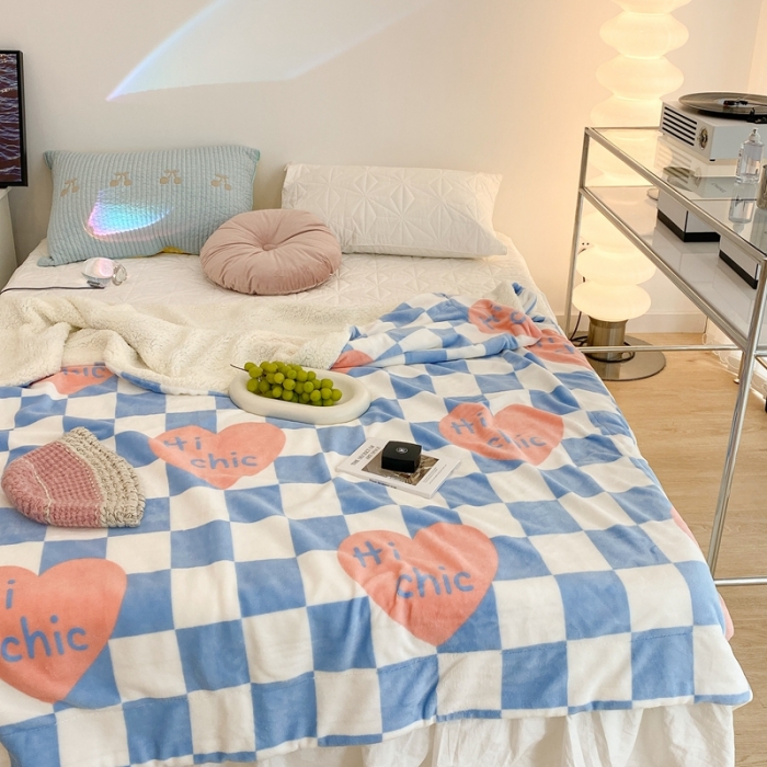 91家纺网 家纺一手货源 找家纺 昔可家纺 2021新款牛奶羊羔绒印花毯 蓝棋盘爱心