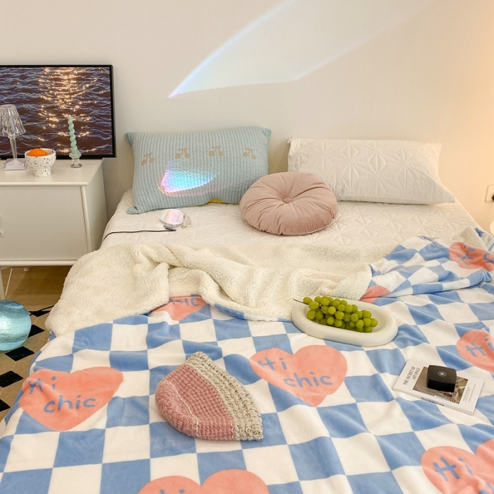 91家纺网 家纺一手货源 找家纺 昔可家纺 2021新款牛奶羊羔绒印花毯 蓝棋盘爱心